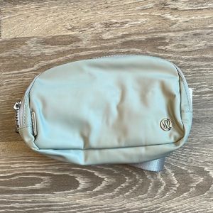 everywhere belt bag silver drop